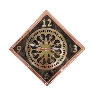 Orologio da parete in rame brunito con profili lucidi e rosone centrale in ottone traforato lucido