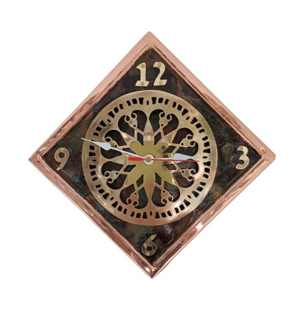 Orologio da parete in rame brunito con profili lucidi e rosone centrale in ottone traforato lucido